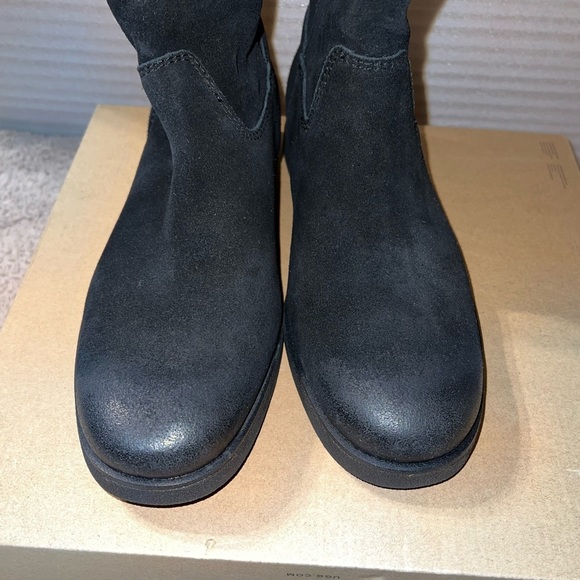 UGG Boot - Picture 8 of 16